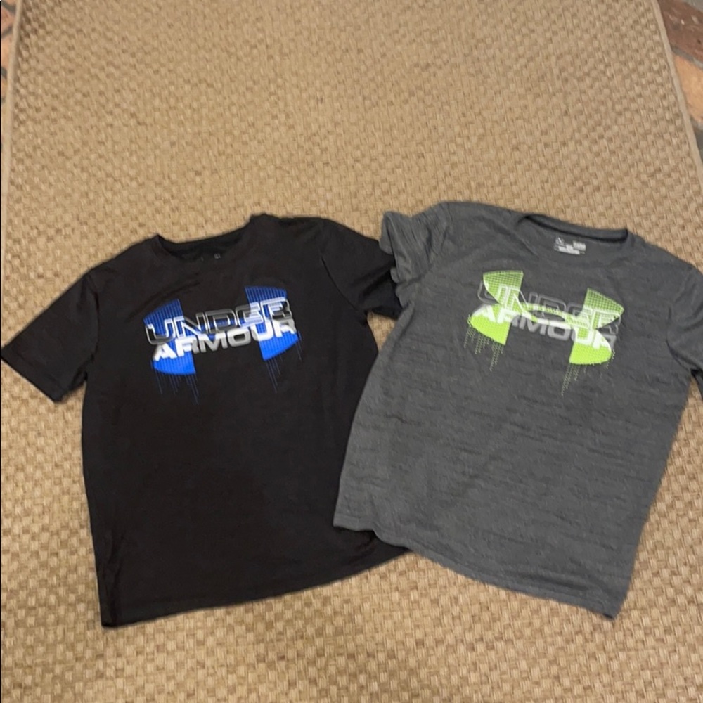 Bundle of 2 UA Short Sleeved Loose Fit shirts